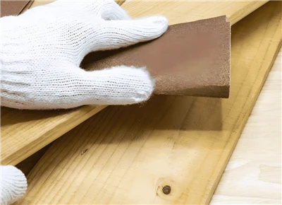 Welche Vorbereitungen müssen vor der Verwendung von Sandpapier getroffen werden?